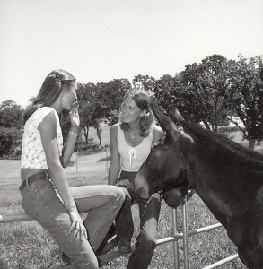 Meredith et une amie avec les mules de Windy Valley